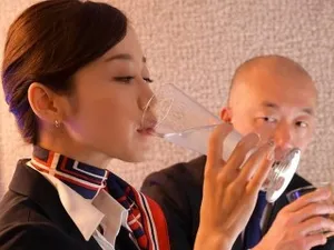 Vào nhà nghỉ trú mưa với quản lý nữ, cậu nhân viên đươc “húp”